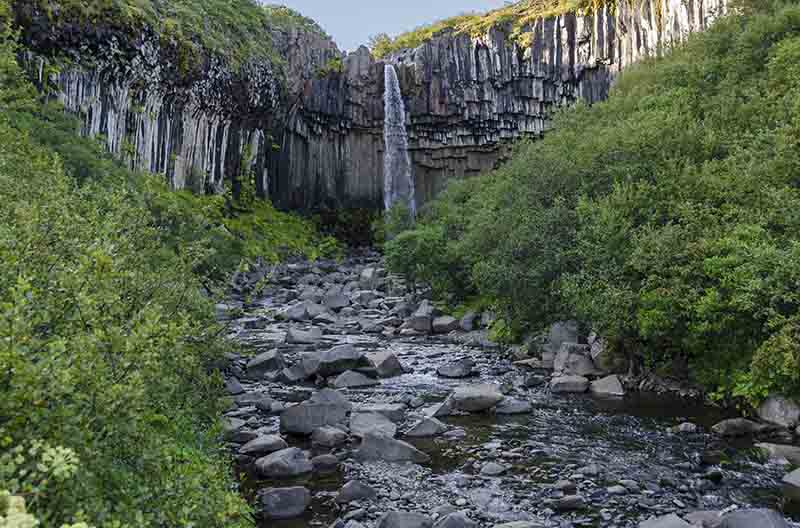Islandia 110 - parque nacional de Skaftafell - catarata de Svartifoss.jpg